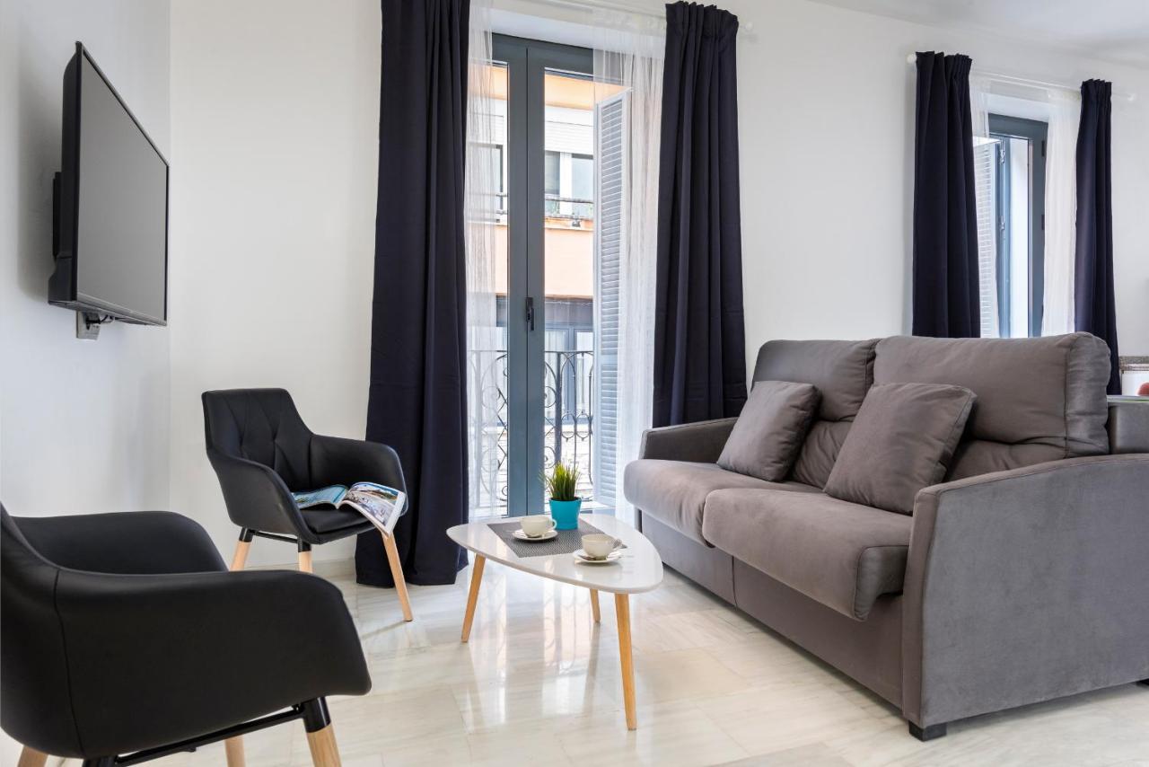 Apartamentos Adriano Siviglia Esterno foto